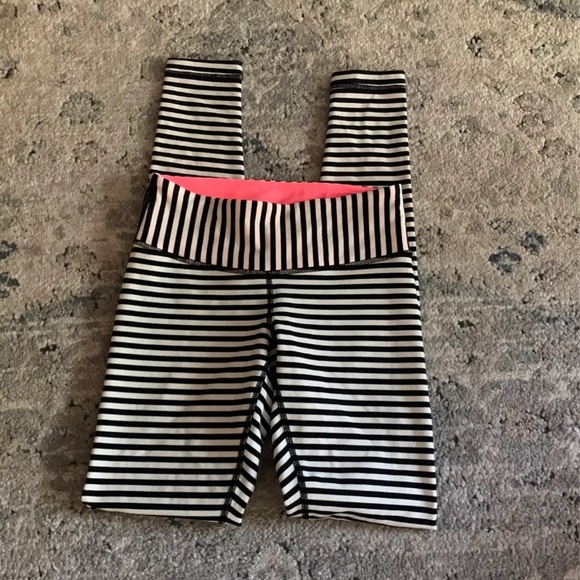 Lululemon Parallel Stripe WU - Picture 1 of 3